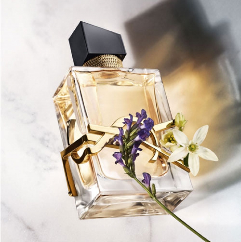 عطر ادوپرفیوم زنانه ایو سن لورن مدل لیبره با رایحه گرم و شیرین
