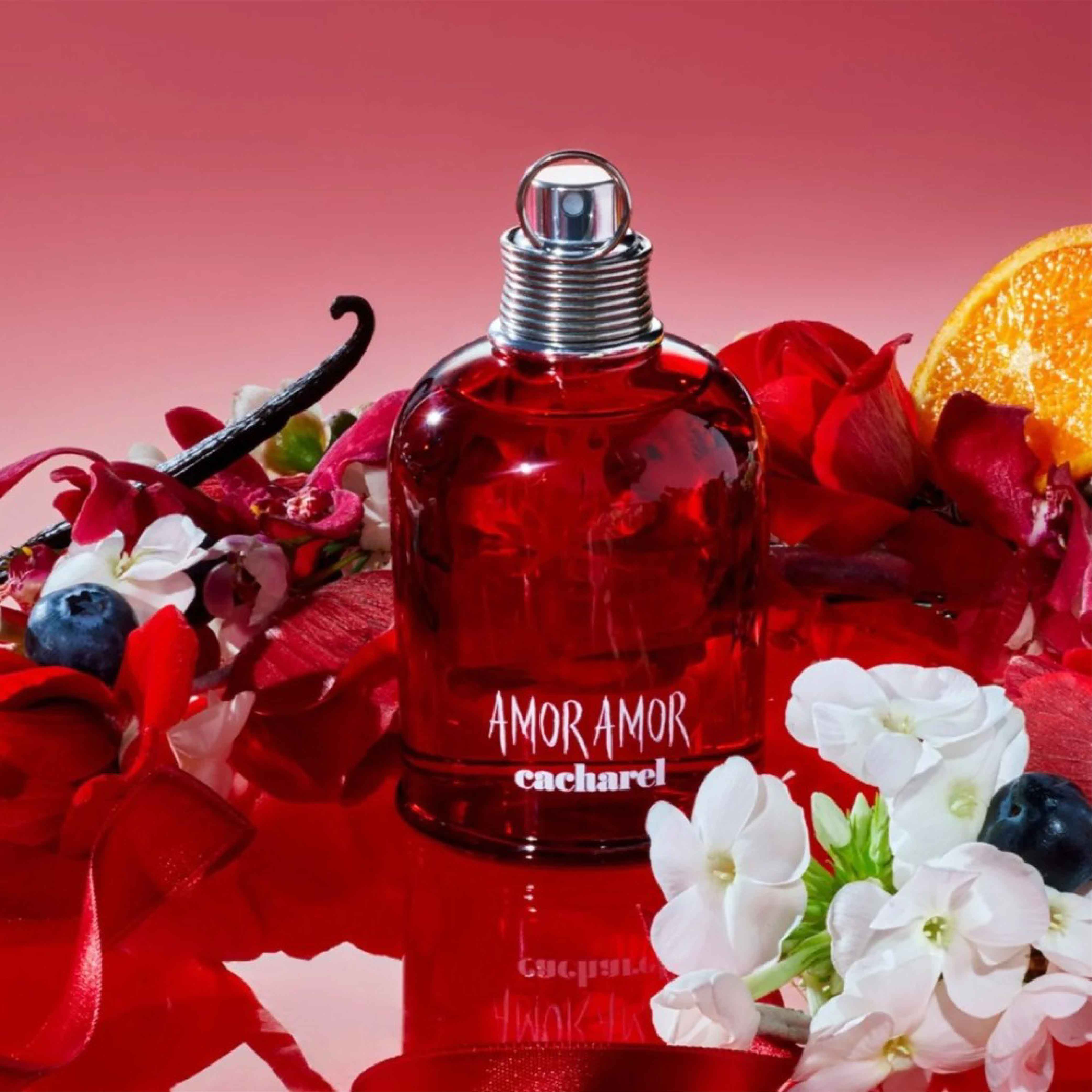 عطر ادوتویلت زنانه کاچارل مدل آمور آمور با رایحه گرم و شیرین