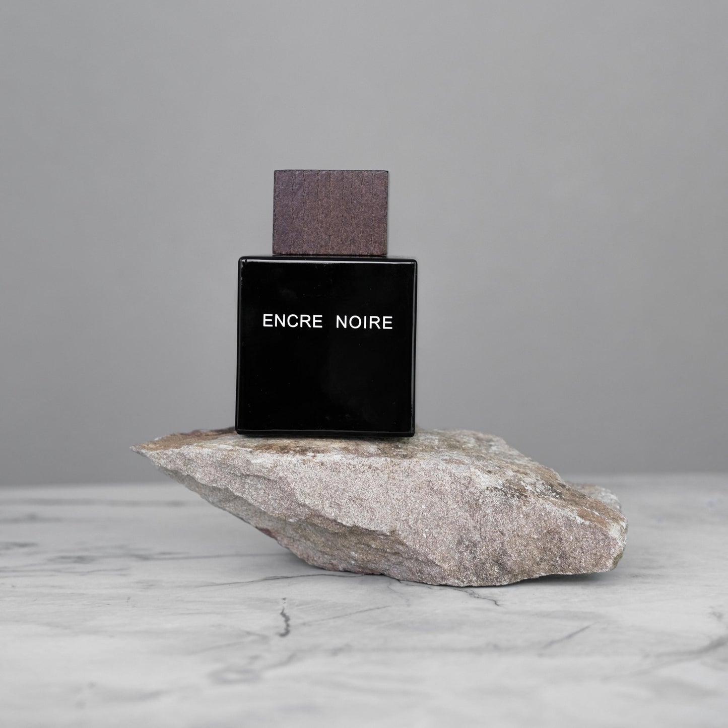 عطر ادوتویلت مردانه لالیک مدل انکر نویر با رایحه گرم و تلخ